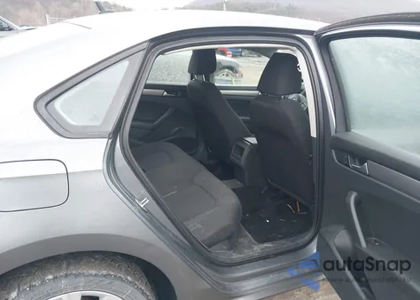 2015 Volkswagen Passat 1.8T S z USA, uszkodzony, nr VIN 1VWAT7A31FC083343